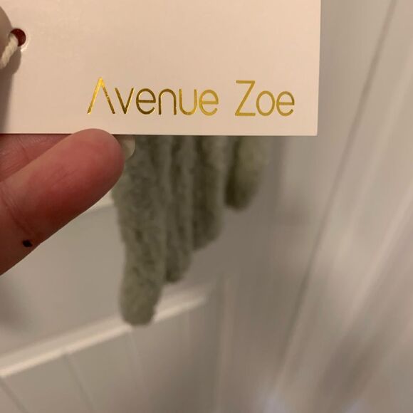 Avenue Zoe Mint Scarf with Pockets and Fingers NWT - Picture 4 of 5